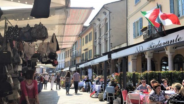 Markt in Cannobio Stände an der Uferpromenade