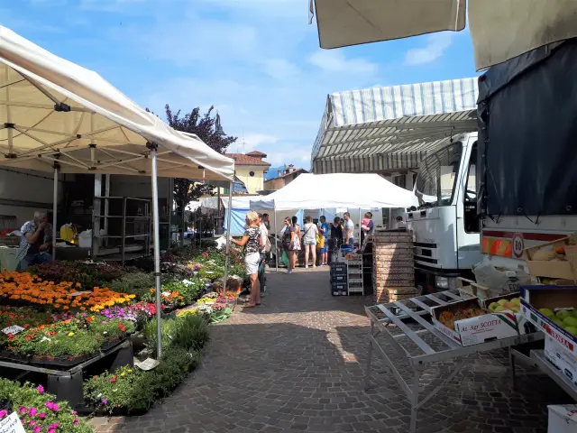 Markt in Stresa Bild 5 bearbeitet klein