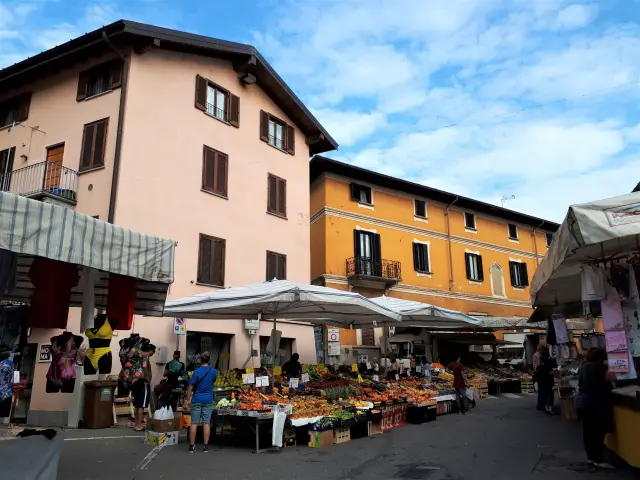 Markt in Sesto Calende Bild 6 bearbeitet klein