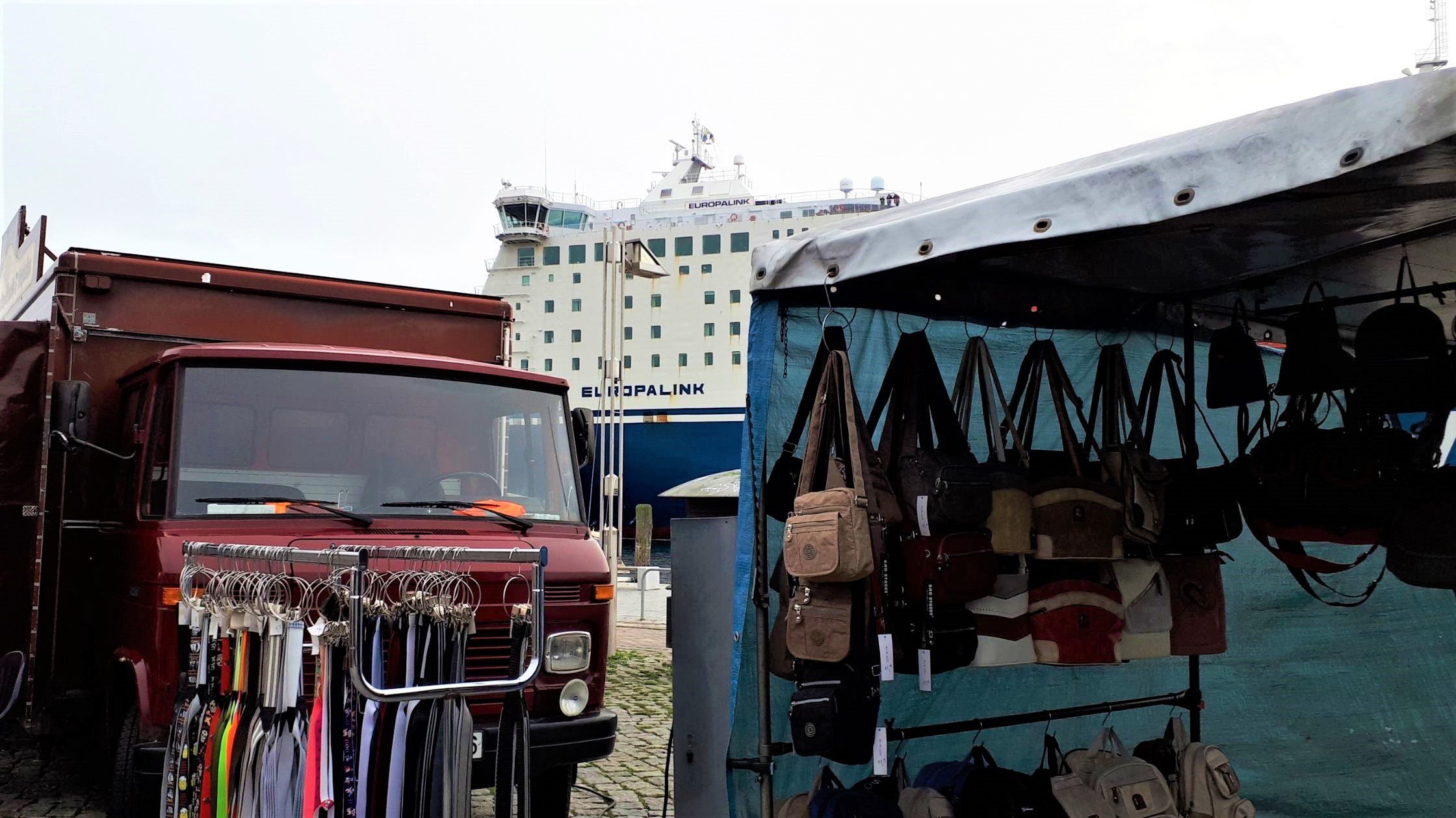 Markt in Travemünde: Shoppen im Schatten der großen Schiffe