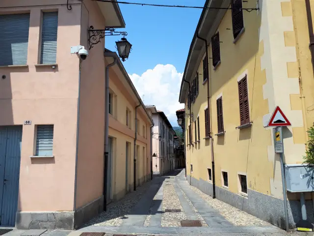 Meina am Lago Maggiore: Mehr als ein Ort des Verbrechens - Die bunte