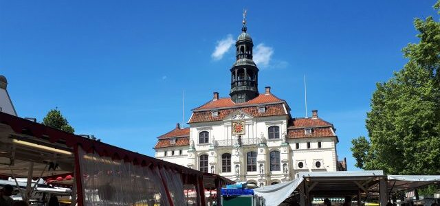 Markt in Lüneburg: Einkaufen in malerischer Kulisse