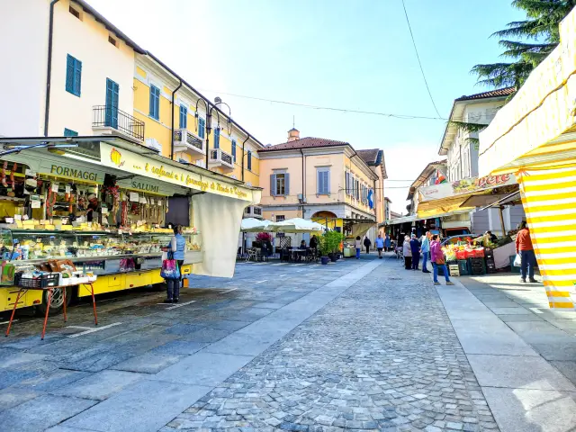 Markt in Gozzano Bild 4 bearbeitet klein