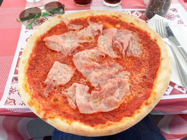 Pizza essen in Stresa Bild 3 bearbeitet klein