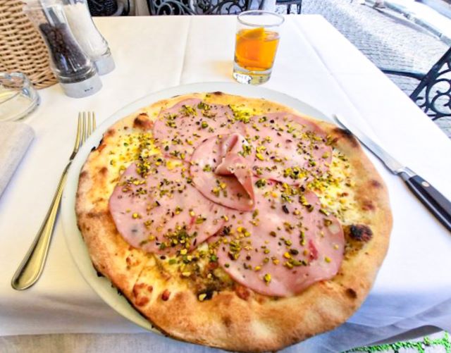 Pizza essen in Stresa Bild 5 bearbeitet klein