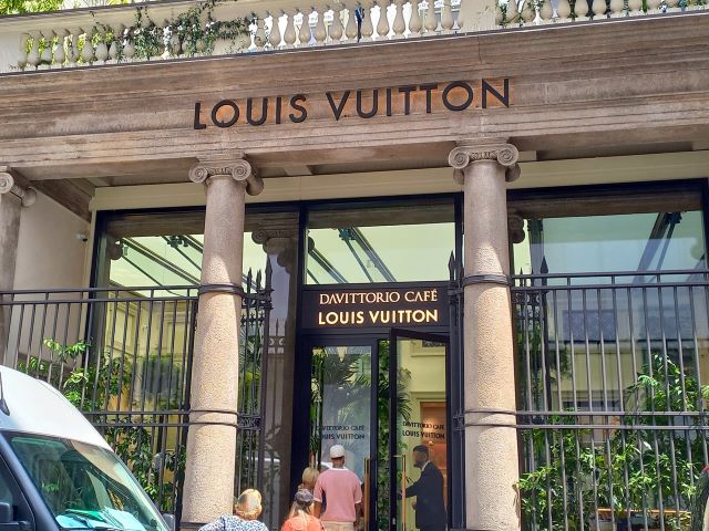 Louis Vuitton Café Mailand Bild 3 bearbeitet klein