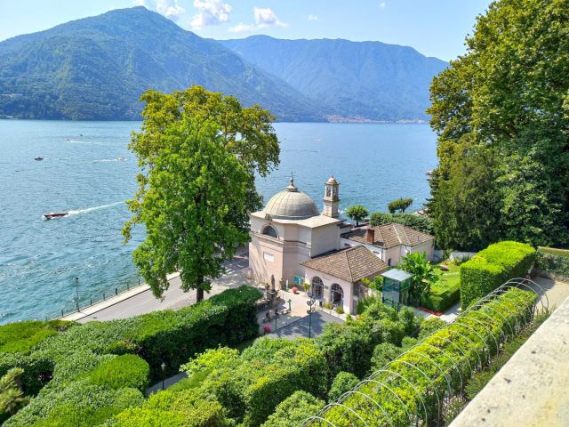 Villa Carlotta am Comer See Bild 3 bearbeitet klein / Ein Blick aufs Kassenhaus: Schon der Eingang der Villa Carlotta ist schön gestaltet.