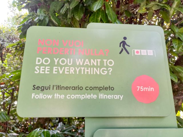 Villa Carlotta am Comer See Bild 9 bearbeitet klein / Ein Pluspunkt: die zahlreichen Wegweiser im botanischen Garten der Villa Carlotta.