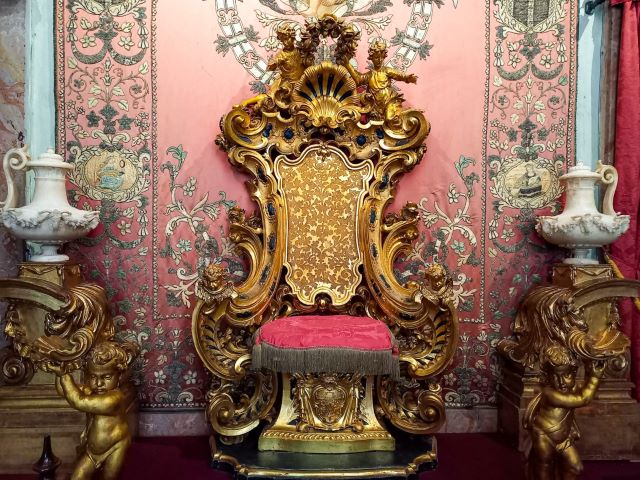 Lago Maggiore für Bridgerton-Fans Aufmacher 2 bearbeitet klein / Auf diesem Thron könnte ich mir Queen Charlotte aus Bridgerton wunderbar vorstellen.