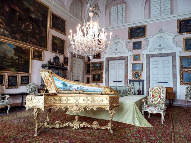 Lago Maggiore für Bridgerton-Fans Bild 3 bearbeitet klein / Erinnert sehr an den Netflx-Hit Bridgerton: Die Ausstellung im Palazzo Borromeo auf der Isola Bella am Lago Maggiore.