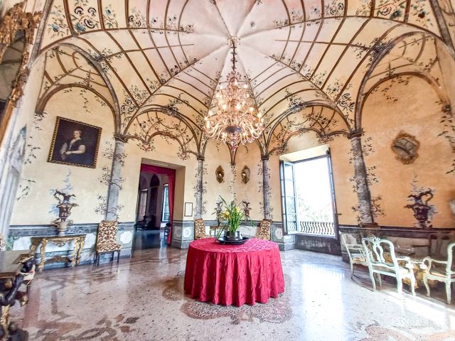 Lago Maggiore für Bridgerton-Fans Bild 5 bearbeitet klein / Erinnert vom Stil an Bridgerton: Die Ausstellung im Palazzo Borromeo auf der Isola Madre am Lago Maggiore.