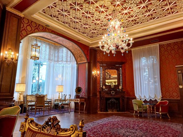 Lago Maggiore für Bridgerton-Fans Bild 8 bearbeitet klein / Hat was von einem Gentlemen's Club aus Bridgerton: Die Bar 1900 im Hotel Regina Palace am Lago Maggiore.