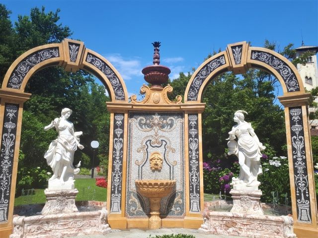 Lago Maggiore für Bridgerton-Fans Bild 9 bearbeitet klein 7Penelope und Eloise Bridgerton könnte ich mir besonders gut im Garten des Grand Hotels des Iles Borrromees vorstellen. 