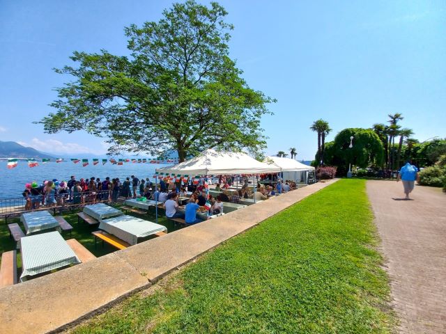 Fest des Alpenvereins Stresa an der Uferpromenade des Lago Maggiore