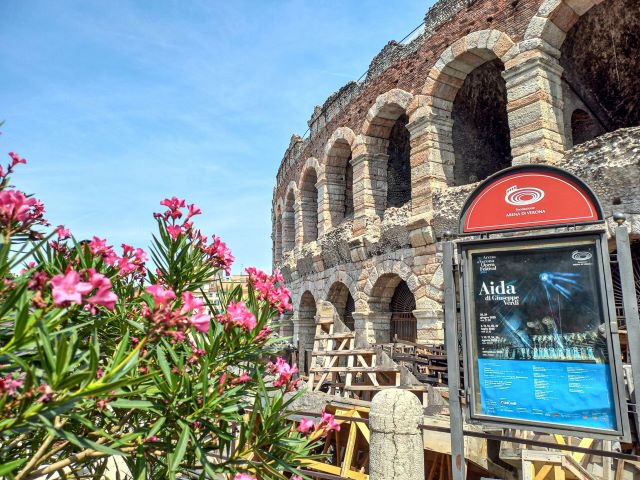 Werbeplakat Aida vor der Arena di Verona