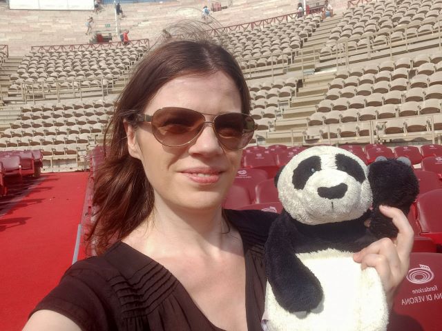 Reisebloggerin Die bunte Christine und Maskottchen Reisepanda Horst im Innenraum der Arena di Verona