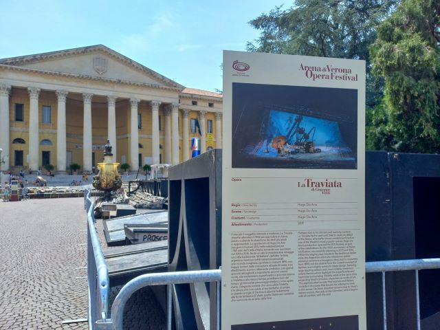 Requisiten für La Traviata auf der Piazza Bra in Verona
