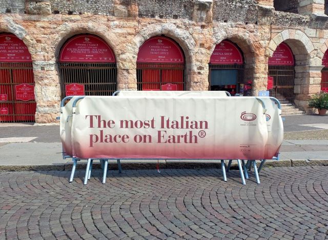 Schild The most Italian place on Earth vor der Arena di Verona