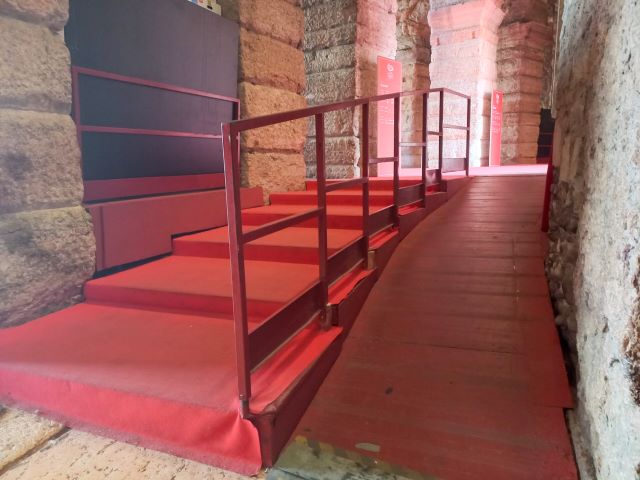 Rampe für Rollstühle in der Arena di Verona