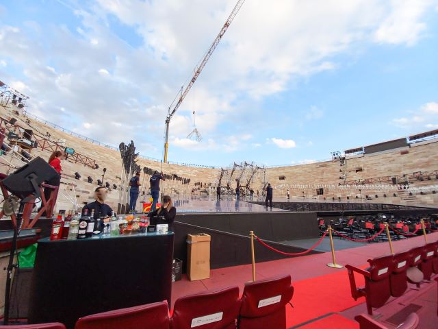 Blick auf die Bühne der Arena di Verona von der dritten Reihe im Innenraum aus
