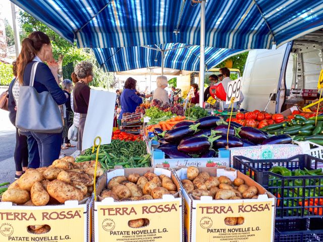 Markt in Laveno am Lago Maggiore Stand mit Obst und Gemüse