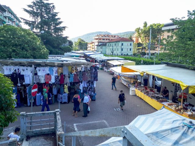 Markt in Laveno von oben 