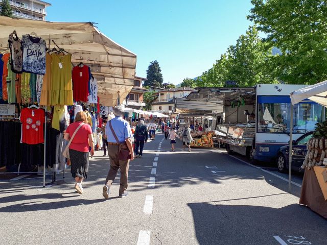 Verkäufsstände auf dem Markt im Zentrum von Laveno-Mombello am Lago Maggiore