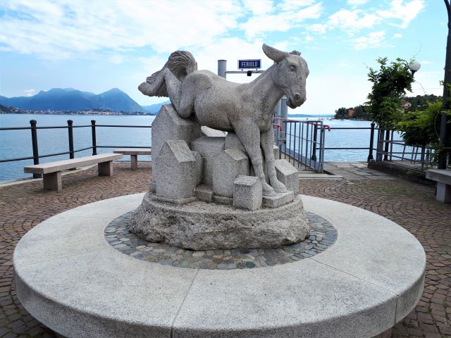 Esel aus Granit in Baveno Feriolo am Lago Maggiore