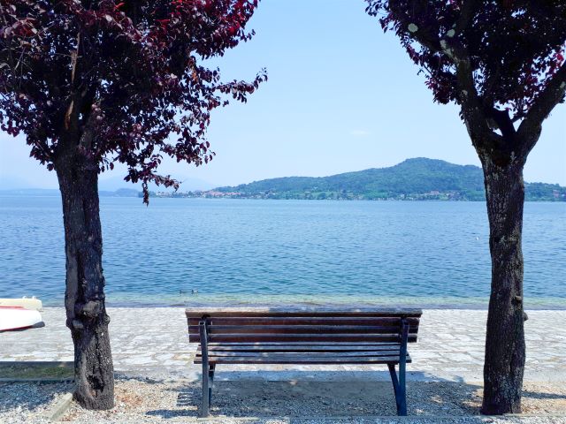 Bank an der Uferpromenade von Meina am Lago Maggiore