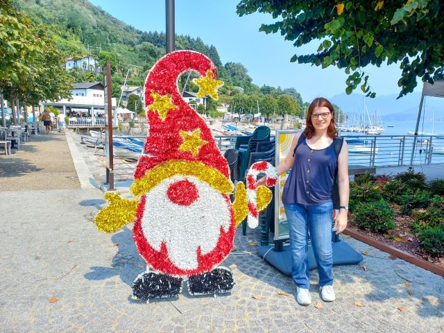 Die bunte Christine auf dem Sommer-Weihnachtsmarkt am Lago Maggiore