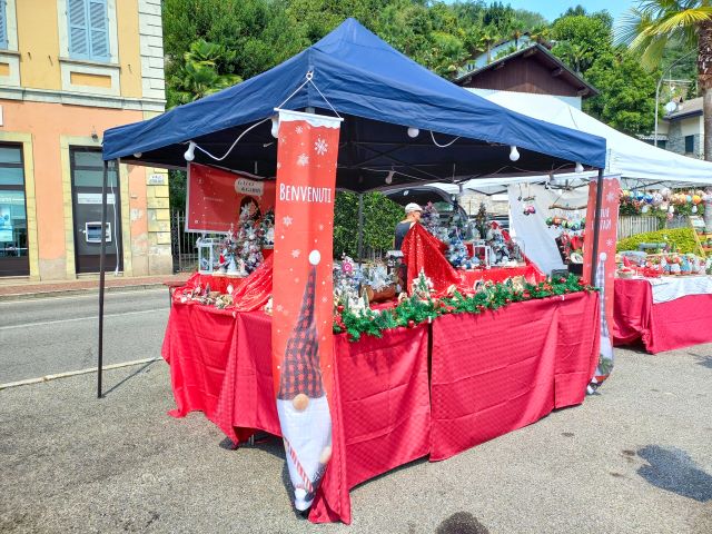 Stand auf dem Sommer Weihnachtsmarkt in Lesa am Lago Maggiore