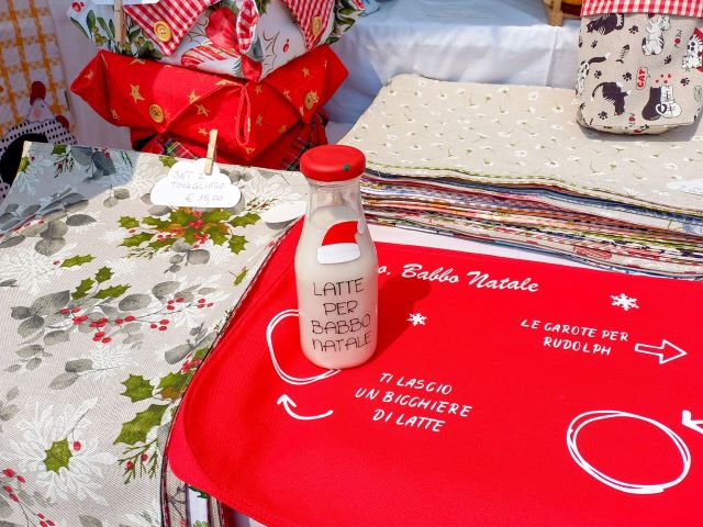 Milch für den Weihnachtsmann auf dem Weihnachtsmarkt in Lesa