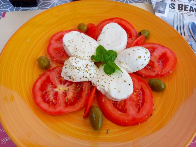 Teller Caprese in der Bar Manzoni in Lesa am Lago Maggiore