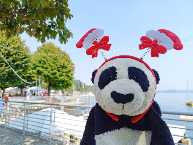 Reisepanda Horst auf dem Sommer-Weihnachtsmarkt am Lago Maggiore