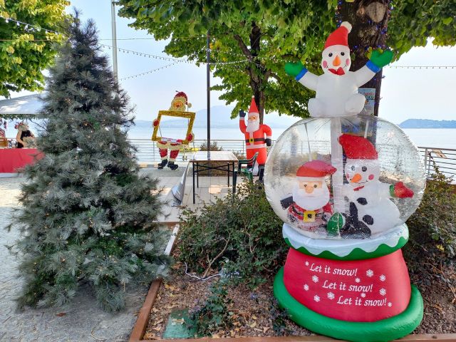 Deko auf dem Sommer Weihnachtsmarkt am Lago Maggiore