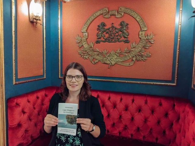 Autorin Christine Konkel mit ihrem Buch Lago Maggiore für Einsteiger in Stresa