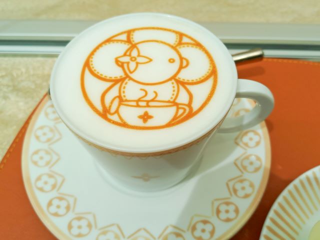 Cappuccino im Louis Vuitton Cafe in Mailand