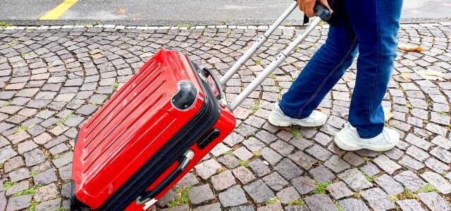 Rückenschonendes Reisen: Koffer und Trolleys für Menschen, die nicht schwer heben können