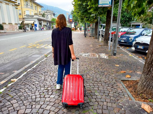Rückenschonendes Reisen Die bunte Christine mit Rollkoffer