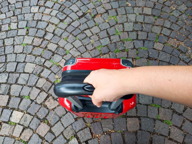 Nahaufnahme Rollkoffer mit Teleskopgriff